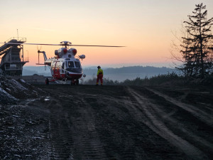 Převrácená sklápěčka uvěznila těžce zraněného řidiče, v lomu přistával záchranářský vrtulník