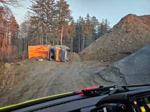 Převrácená sklápěčka uvěznila těžce zraněného řidiče, v lomu přistával záchranářský vrtulník