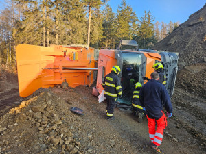 Převrácená sklápěčka uvěznila těžce zraněného řidiče, v lomu přistával záchranářský vrtulník