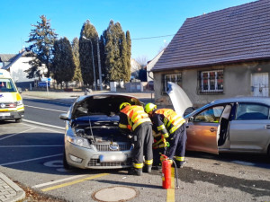 Dvě hromadné nehody zaměstnaly ráno složky IZS. Do nemocnic záchranáři odvezli pět zraněných