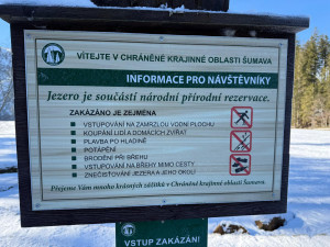 Návštěvníci Šumavy masivně vstupují na plochu zamrzlých jezer. Porušují tak zákon a riskují tučnou pokutu