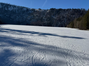 Návštěvníci Šumavy masivně vstupují na plochu zamrzlých jezer. Porušují tak zákon a riskují tučnou pokutu