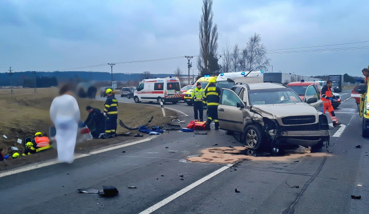 Vážná dopravní nehoda u sjezdu z dálnice si vyžádala sedm zraněných