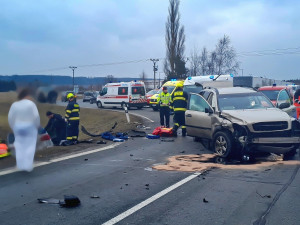 Vážná dopravní nehoda u sjezdu z dálnice si vyžádala sedm zraněných