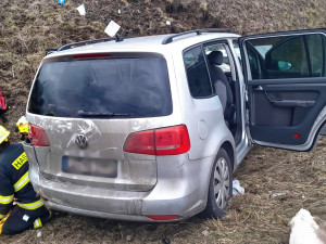 Vážná dopravní nehoda u sjezdu z dálnice si vyžádala osm zraněných