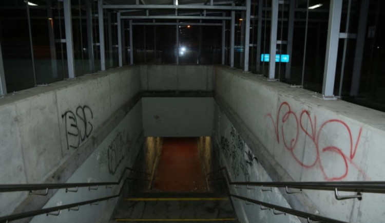 Sprejeři se vyřádili hned na několika objektech