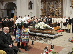 Chodsko se rozloučilo s králem dudáků, smuteční obřad se konal v domažlickém kostele