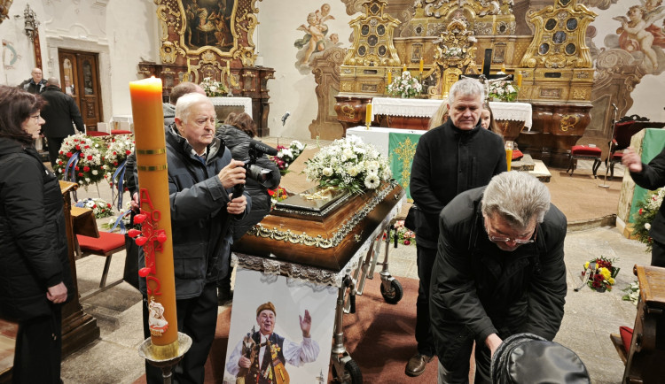 Chodsko se rozloučilo s králem dudáků, smuteční obřad se konal v domažlickém kostele