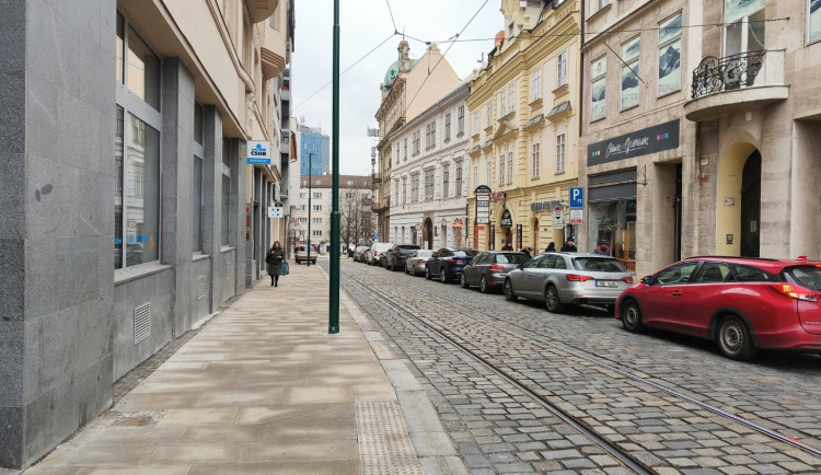 Oprava ulice v historické části města stále budí emoce, lidem vadí třeba moderní lampy