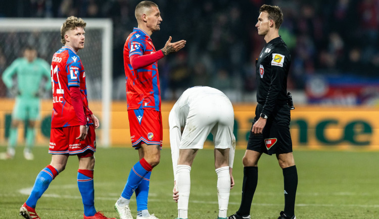 Sudí měli podle komise rozhodčích v Plzni vedle Koubka vyloučit i domácího fotbalistu Markoviče