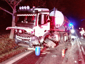Řidič osobáku se čelně střetl s cisternou, hasiči ho museli z auta vyprostit
