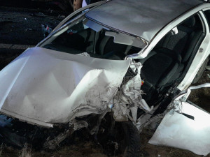 Řidič osobáku se čelně střetl s cisternou, hasiči ho museli z auta vyprostit