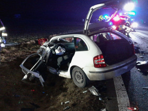 Řidič osobáku se čelně střetl s cisternou, hasiči ho museli z auta vyprostit