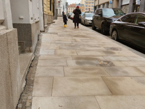 Oprava ulice v historické části města stále budí emoce, lidem vadí třeba moderní lampy