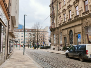 Oprava ulice v historické části města stále budí emoce, lidem vadí třeba moderní lampy