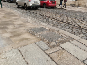 Oprava ulice v historické části města stále budí emoce, lidem vadí třeba moderní lampy