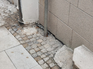 Oprava ulice v historické části města stále budí emoce, lidem vadí třeba moderní lampy