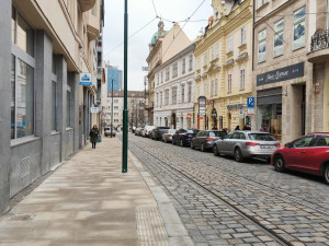 Oprava ulice v historické části města stále budí emoce, lidem vadí třeba moderní lampy