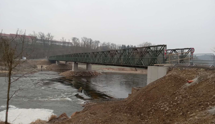 Berounku překlenul nejdelší provizorní most v ČR. Dočasně nahrazuje stávající most, který čeká demolice