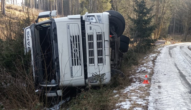 U Starého Města pod Landštejnem se převrátil kamion, řidič zůstal ve voze zaklíněn