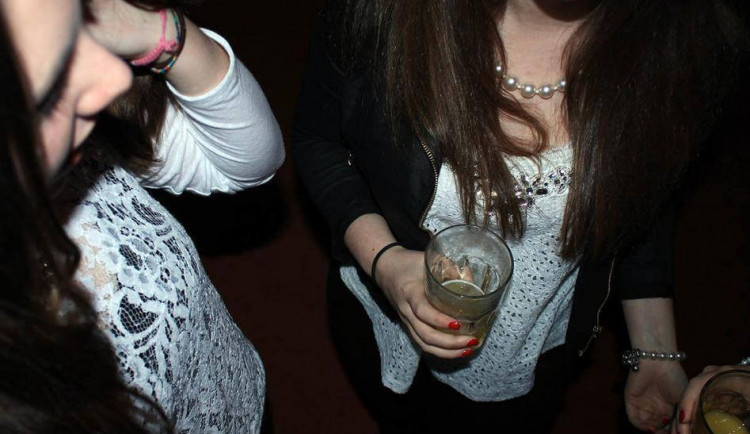 Šestnáctiletá dívka to přehnala s alkoholem. Potácela se před kulturákem a nadýchala dvě promile
