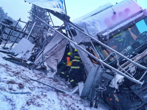 Černé předpovědi meteorologů se naplnily. Silnice jsou extrémně kluzké a v kraji bourá velké množství vozidel