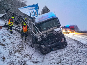 Ranní nehoda kamionu a dodávky na