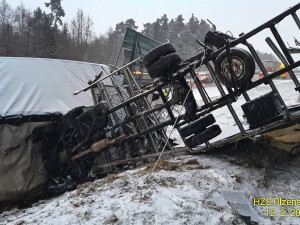Ranní nehoda kamionu a dodávky na