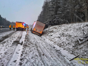 Ranní nehoda kamionu a dodávky na