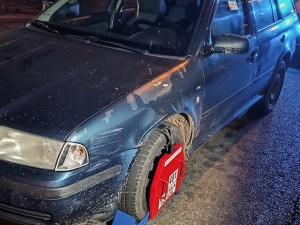 V měřeném úseku ujížděl řidič strážníkům rychlostí 140 km/h. V autě vezl dvě opilé a nezletilé dívky