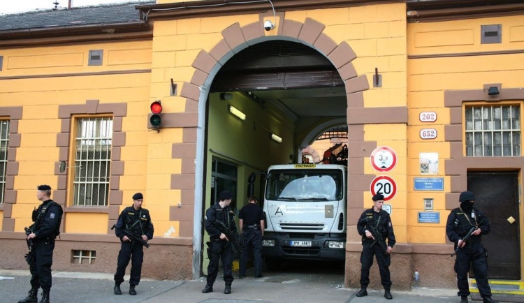 Trestanec na cele ve věznici napadl spolubydlícího a způsobil mu zranění. Na místě zasahovala i policie