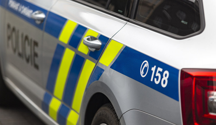 Dopravní nehoda dvou osobních aut uzavřela silnici u Pištína