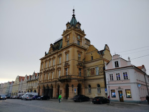 Oprava historické domažlické radnice odstartuje renovací krovů a střech