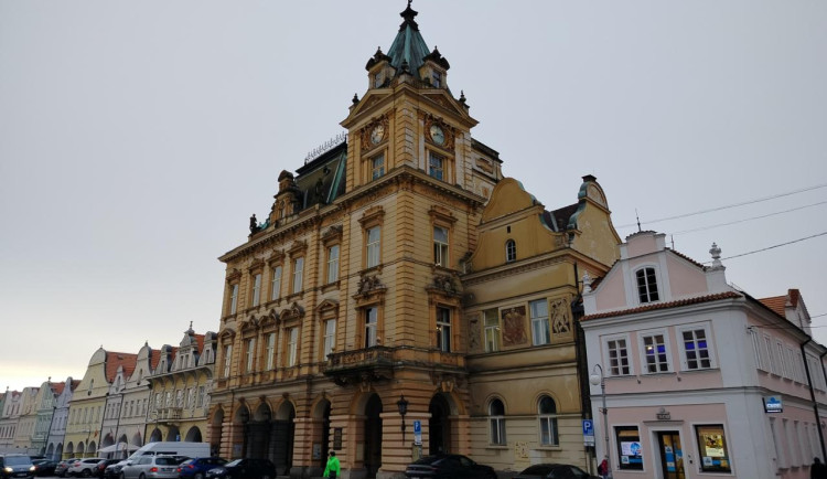 Oprava historické domažlické radnice odstartuje renovací krovů a střech