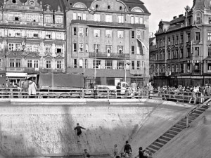 Není to podvrh. Mnohé lidi šokovalo zjištění, že na náměstí Republiky byla obří nádrž s vodou