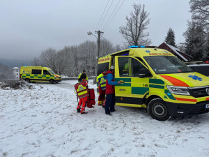 U vážné nehody osobáku v Železné Rudě zasahovaly dva vrtulníky letecké záchranné služby