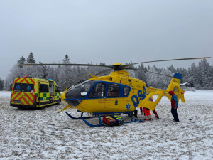 U vážné nehody osobáku v Železné Rudě zasahovaly dva vrtulníky letecké záchranné služby