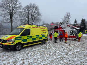 U vážné nehody osobáku v Železné Rudě zasahovaly dva vrtulníky letecké záchranné služby