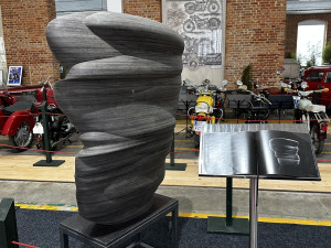 Dílo světoznámého britského sochře A. D. Cragga, které vzniklo právě ze dřeva nalezeného subfosilního dubu