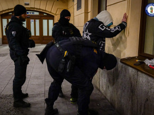 Při obří kontrolní akci zajistili policisté 15 nezletilých pod vlivem alkoholu. Celkem zaznamenali 21 přestupků