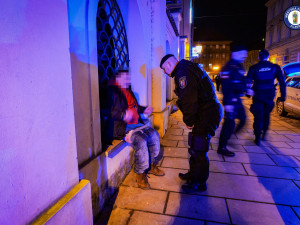 Při obří kontrolní akci zajistili policisté 15 nezletilých pod vlivem alkoholu. Celkem zaznamenali 21 přestupků
