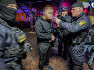 Při obří kontrolní akci zajistili policisté 15 nezletilých pod vlivem alkoholu. Celkem zaznamenali 21 přestupků