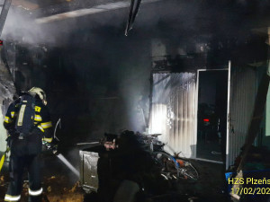 Noční požár terasy rodinného domu způsobil škodu za půl milionu korun