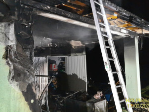 Noční požár terasy rodinného domu způsobil škodu za půl milionu korun