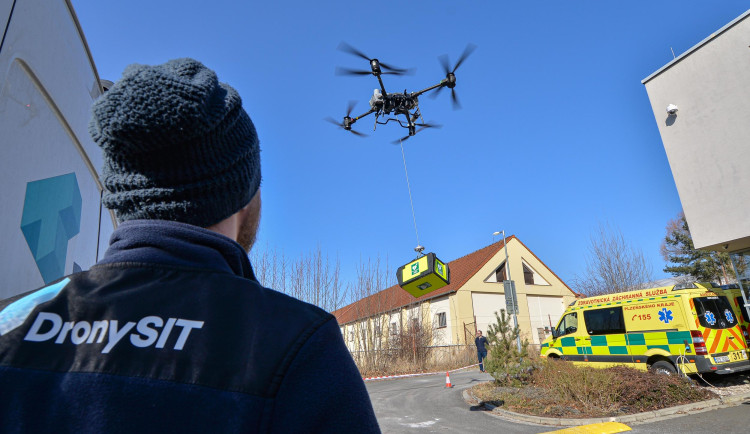 Transport zdravotnického materiálu pomocí dronů pro záchrannou službu testuje jako první v ČR unikátní projekt