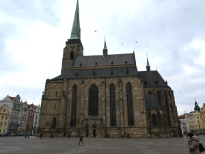 Krov katedrály je v havarijním stavu, dělníci budou muset vyměnit i odlamující se břidlicovou krytinu