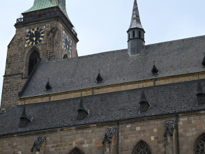 Krov katedrály je v havarijním stavu, dělníci budou muset vyměnit i odlamující se břidlicovou krytinu