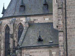 Krov katedrály je v havarijním stavu, dělníci budou muset vyměnit i odlamující se břidlicovou krytinu