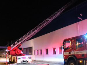Noční požár v průmyslové firmě způsobil škodu za 20 milionů. Vyhlášen byl třetí stupeň požárního poplachu