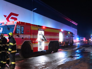 Noční požár v průmyslové firmě způsobil škodu za 20 milionů. Vyhlášen byl třetí stupeň požárního poplachu